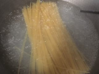 3、黑椒牛柳炒意大利面,倒入食用油,盐,轻轻搅拌,煮开后改小火煮十五分钟