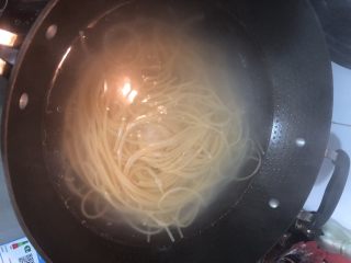 5、黑椒牛柳炒意大利面,意大利面煮好后捞起,过冷水,沥干水分备用