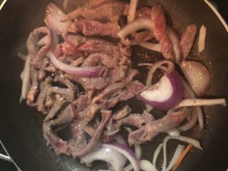 11、黑椒牛柳炒意大利面,炒制变色即可