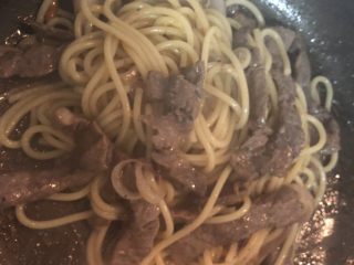 14、黑椒牛柳炒意大利面,翻炒均匀
