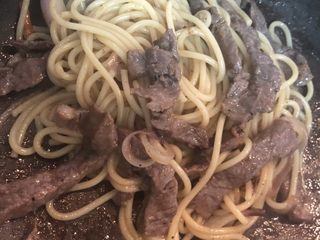 15、黑椒牛柳炒意大利面,加上适量的盐调味,即可出锅