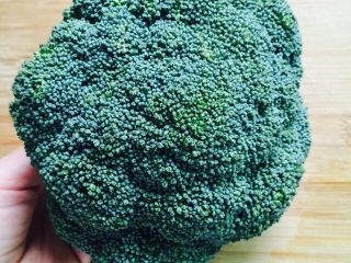 1、蒜蓉蚝油西兰花,准备一个西兰花