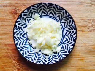 4、蒜蓉蚝油西兰花,大蒜去皮切碎