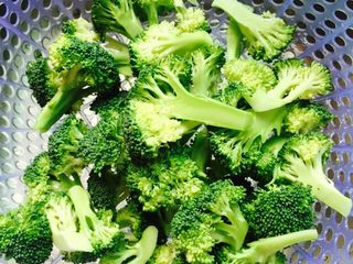 5、蒜蓉蚝油西兰花,十五分钟后将西兰花清新干净沥干水分备用