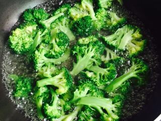 9、蒜蓉蚝油西兰花,汆烫两分钟捞起沥干水分