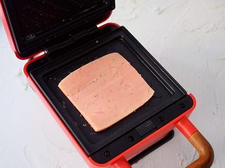 4、自制三明治,放入火腿肠