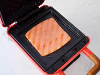 5、自制三明治,煎熟后盛出备用