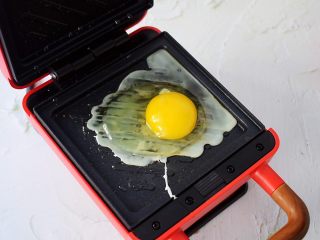 6、自制三明治,三明治机再刷一层油,打入鸡蛋