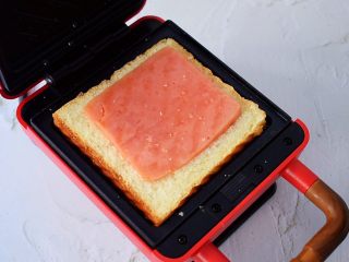 9、自制三明治,放入火腿肠