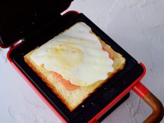 10、自制三明治,放入鸡蛋