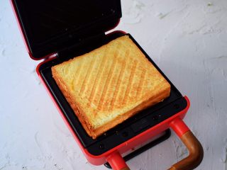 14、自制三明治,煎至双面金黄色取出用锯齿刀斜切成两个三角形即可