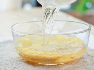 1、南瓜蒸糕,小米用清水浸泡2小时