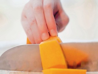 2、南瓜蒸糕,南瓜洗净，切片