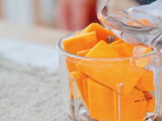 3、南瓜蒸糕,南瓜放入料理机，加适量清水