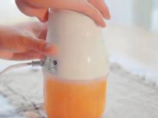 4、南瓜蒸糕,启动料理机，打成糊