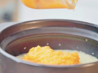 5、南瓜蒸糕,南瓜糊放入小米粥，继续熬煮