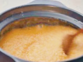 6、南瓜蒸糕,边煮边搅拌，熬得浓稠