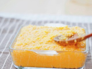 11、南瓜蒸糕,小米南瓜糊倒入模具，抹平