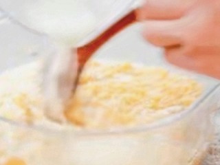 9、南瓜蒸糕,芡汁倒入小米南瓜粥里，搅拌均匀