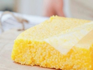 16、南瓜蒸糕,蒸好出锅后，撕掉硅油纸