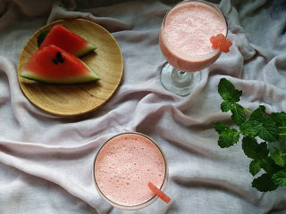 7、西瓜思慕雪,倒入杯中，正好二杯，再切2小片西瓜装饰下