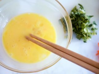 6、宝宝辅食之时蔬厚蛋烧,鸡蛋搅拌均匀勿加水