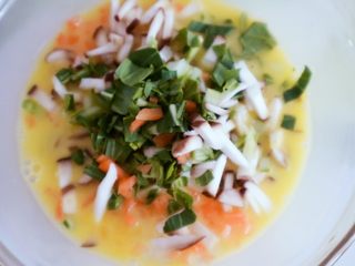 7、宝宝辅食之时蔬厚蛋烧,将切好的蔬菜丁全部放入蛋液中