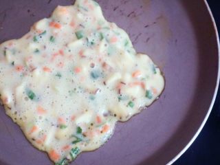 10、宝宝辅食之时蔬厚蛋烧,准备一个平底锅,我没找到厚锅,小火或者中火烙,如果不是不粘锅可以刷层油,面糊分次到,每次到三分之一