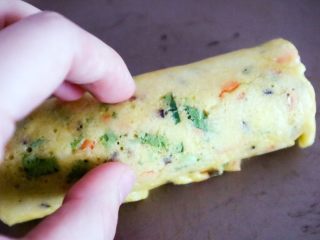 16、宝宝辅食之时蔬厚蛋烧,来回在烙一会儿,让里面熟透,一直中火不算很热手可以操作