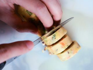 18、宝宝辅食之时蔬厚蛋烧,我们可以根据自己需要切出大小