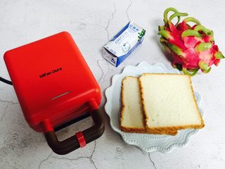 1、爆浆火龙果酸奶吐司,食材合影（鸡蛋忘记入镜????）