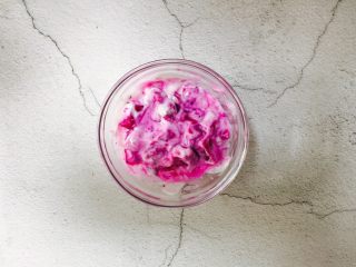 3、爆浆火龙果酸奶吐司,火龙果肉切小粒淋上酸奶拌拌均匀