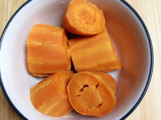 2、芝士奶油焗红薯,将红薯洗净祛皮，切成块儿放在蒸锅中蒸熟。