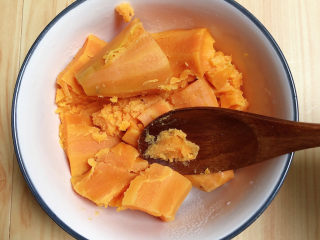 4、芝士奶油焗红薯,将熟的红薯用勺子压碎。