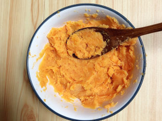 5、芝士奶油焗红薯,将红薯压成泥状。