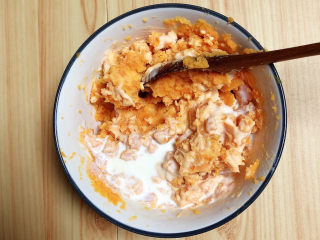 6、芝士奶油焗红薯,倒入80ml淡奶油。