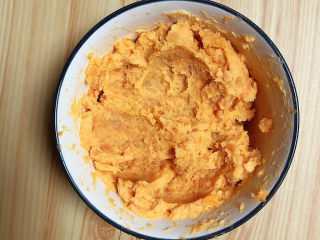 7、芝士奶油焗红薯,将红薯搅拌均匀。