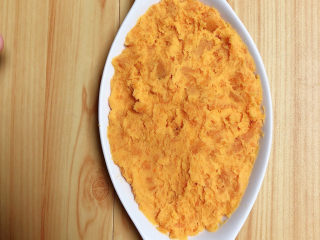 8、芝士奶油焗红薯,将奶油红薯泥放入烤盘中。