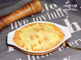 11、芝士奶油焗红薯,直到芝士碎融化在红薯表面上，一盘香浓的奶油芝士红薯就做好了。