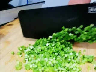 1、韭菜肉发面馅饼,韭菜切末备用