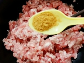 2、韭菜肉发面馅饼,肉馅放入盆里,加入一小勺十三香