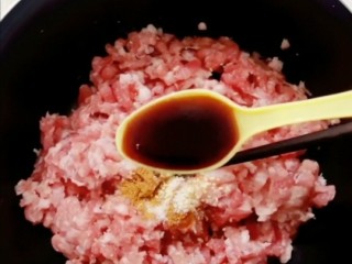 6、韭菜肉发面馅饼,两小勺生抽