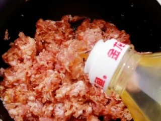 7、韭菜肉发面馅饼,加入食用油