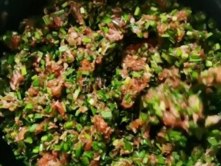 10、韭菜肉发面馅饼,用筷子搅拌均匀