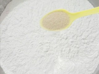 12、韭菜肉发面馅饼,加入酵母粉