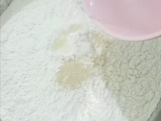 13、韭菜肉发面馅饼,加入清水