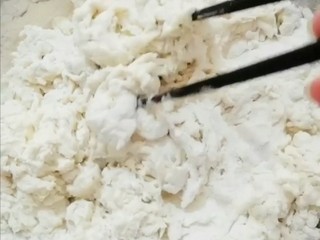 14、韭菜肉发面馅饼,用筷子搅拌均匀