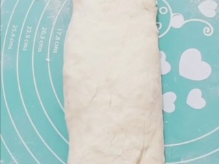 17、韭菜肉发面馅饼,把面团放在面板上揉成长条