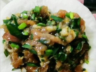 19、韭菜肉发面馅饼,把面团按成饼,放入肉馅