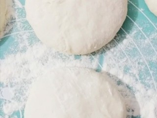 20、韭菜肉发面馅饼,包成包子,按遍